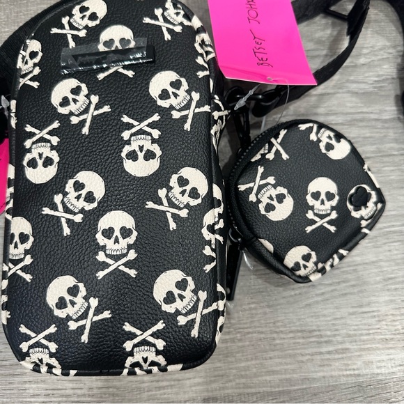 Betsey Johnson XOMINDY Black & White Skull & Crossbones Crossbody With Pouch NWT - Picture 2 of 6